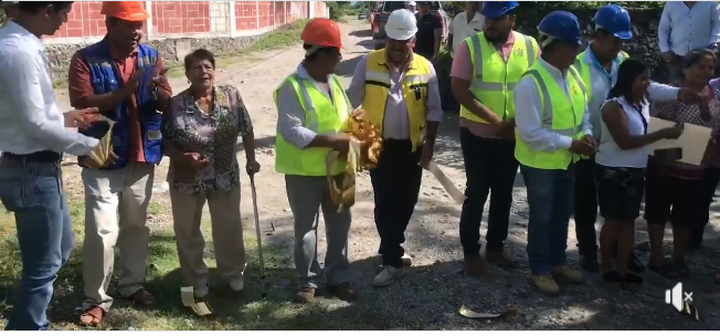 INAUGURACIÓN DE LA CONSTRUCCIÓN DE RED ELÉCTRICA EN CALLE CAMINO REAL DEL PANTEÓN DE LA COMUNIDAD DE PUEBLO NUEVO.